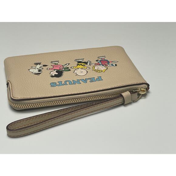 Coach X Peanuts Corner Zip Wristlet W/ Snoopy & Friends Peanuts Motif - Picture 10 of 10